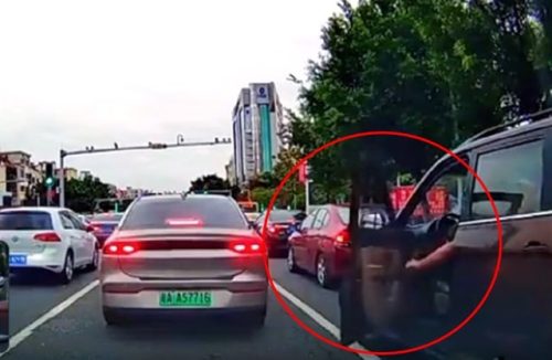 Vozač usred gužve na semaforu otvorio vrata automobila, nećete verovati zašto je to učinio